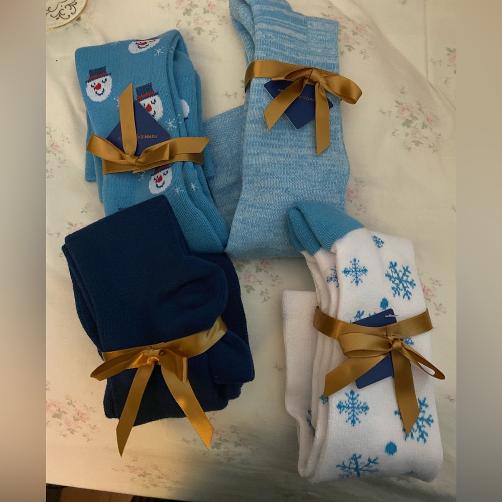 Tommie Copper Set of 4 Women’s Winter Holiday Print Compression Socks